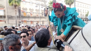 Multitudinaria salida de la Hermandad de Huelva camino del Rocío