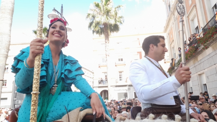 Multitudinaria salida de la Hermandad de Huelva camino del Rocío