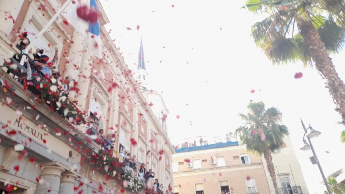 Multitudinaria salida de la Hermandad de Huelva camino del Rocío