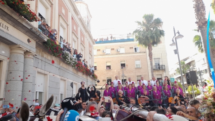 Multitudinaria salida de la Hermandad de Huelva camino del Rocío