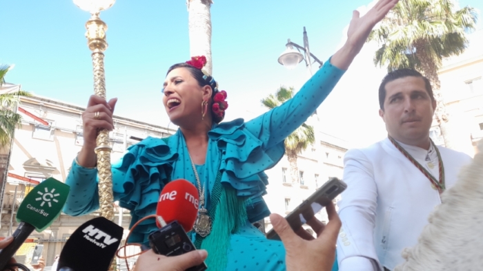 Multitudinaria salida de la Hermandad de Huelva camino del Rocío