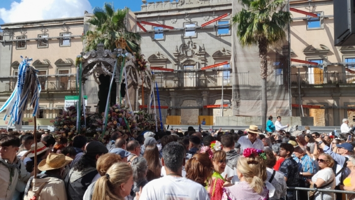 Multitudinaria salida de la Hermandad de Huelva camino del Rocío