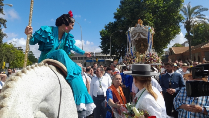 Multitudinaria salida de la Hermandad de Huelva camino del Rocío