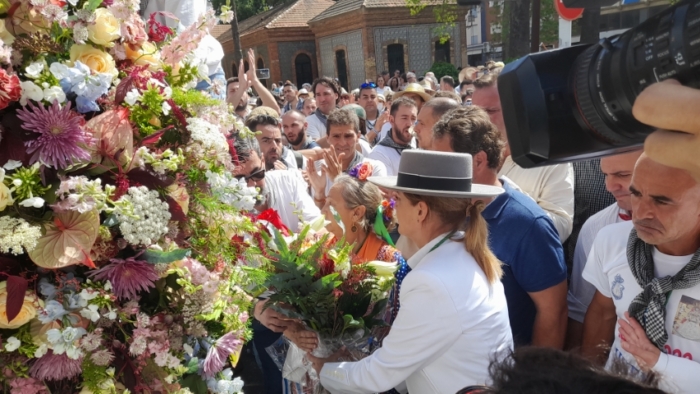 Multitudinaria salida de la Hermandad de Huelva camino del Rocío