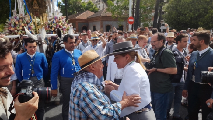 Multitudinaria salida de la Hermandad de Huelva camino del Rocío