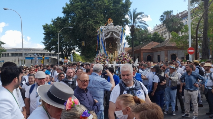 Multitudinaria salida de la Hermandad de Huelva camino del Rocío