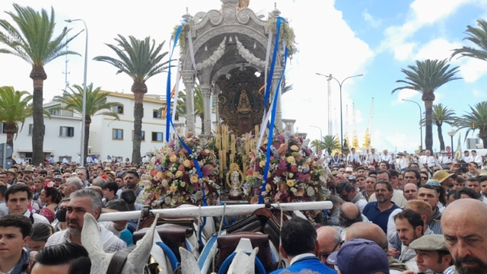 Multitudinaria salida de la Hermandad de Huelva camino del Rocío