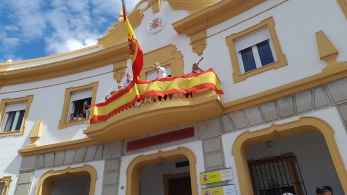 Multitudinaria salida de la Hermandad de Huelva camino del Rocío