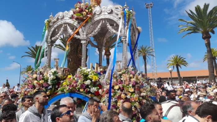 Multitudinaria salida de la Hermandad de Huelva camino del Rocío