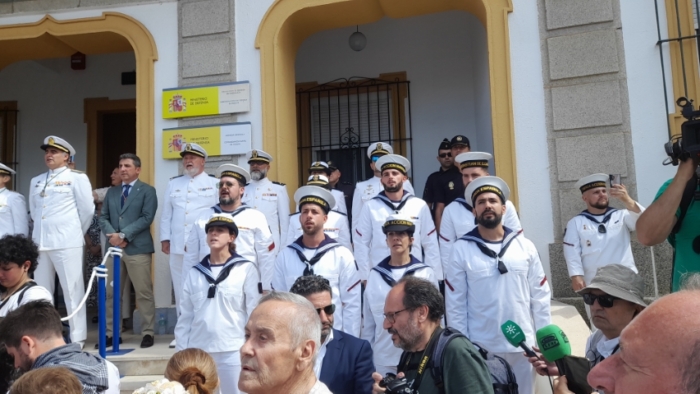 Multitudinaria salida de la Hermandad de Huelva camino del Rocío