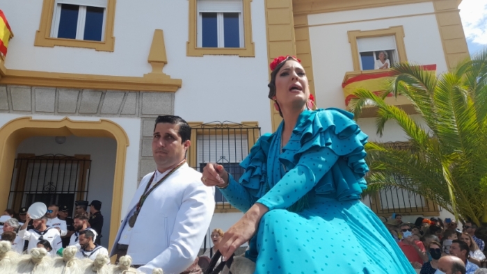 Multitudinaria salida de la Hermandad de Huelva camino del Rocío