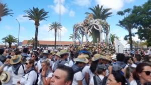 Multitudinaria salida de la Hermandad de Huelva camino del Rocío