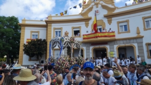 Multitudinaria salida de la Hermandad de Huelva camino del Rocío