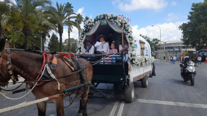 Multitudinaria salida de la Hermandad de Huelva camino del Rocío