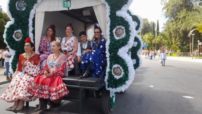 Multitudinaria salida de la Hermandad de Huelva camino del Rocío