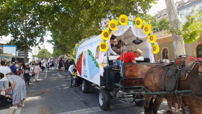 Multitudinaria salida de la Hermandad de Huelva camino del Rocío