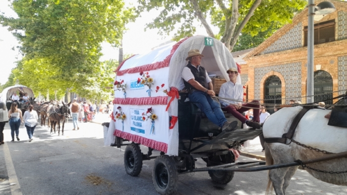 Multitudinaria salida de la Hermandad de Huelva camino del Rocío