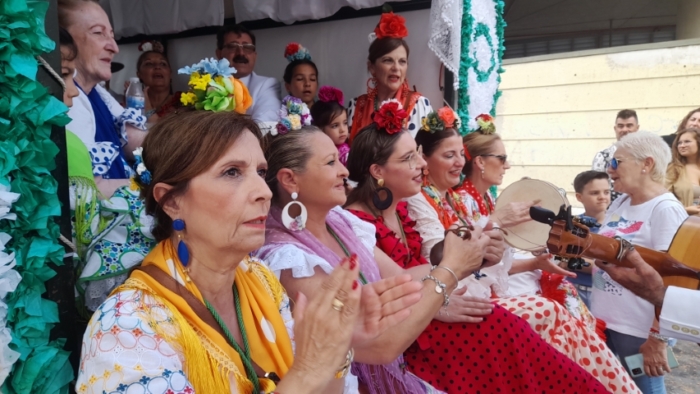 Multitudinaria salida de la Hermandad de Huelva camino del Rocío