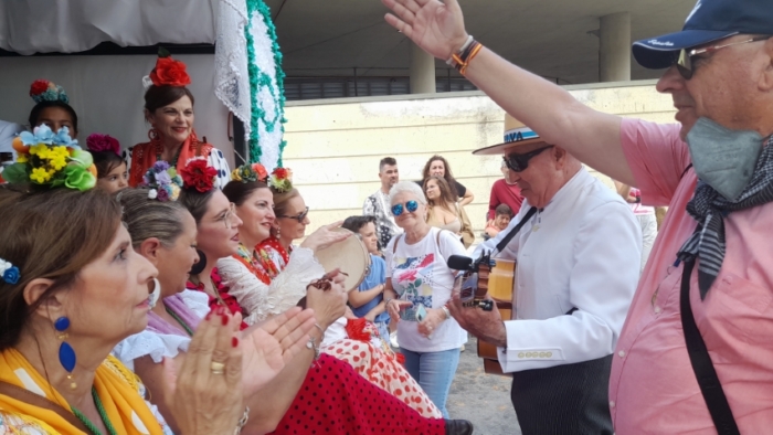 Multitudinaria salida de la Hermandad de Huelva camino del Rocío