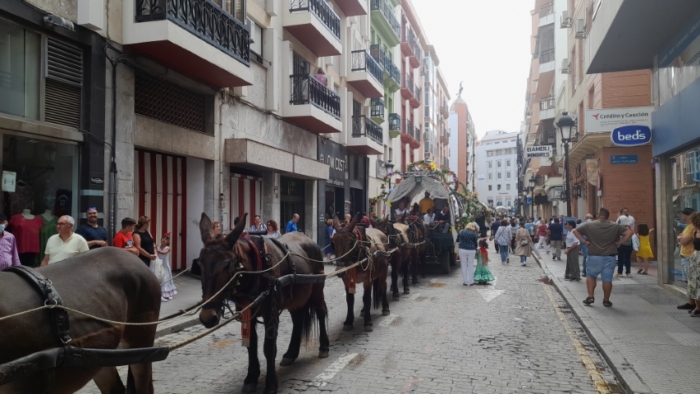 Multitudinaria salida de la Hermandad de Huelva camino del Rocío