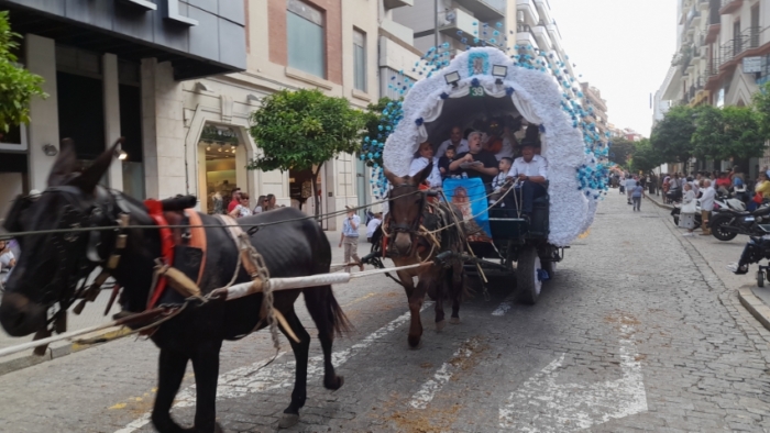 Multitudinaria salida de la Hermandad de Huelva camino del Rocío