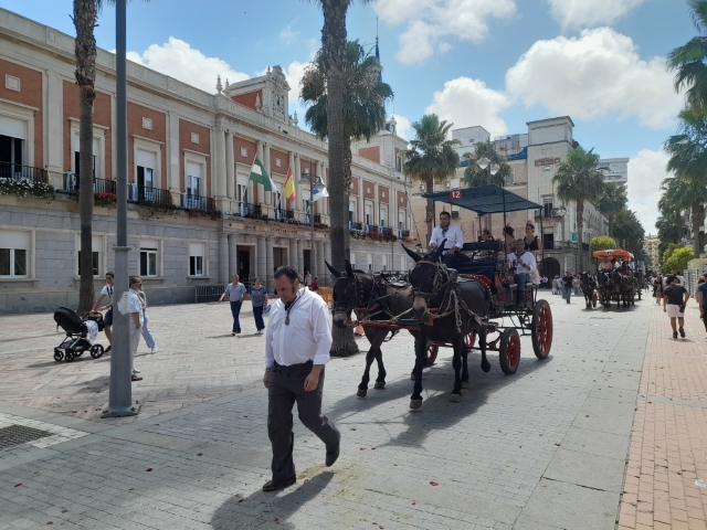 Multitudinaria salida de la Hermandad de Huelva camino del Rocío