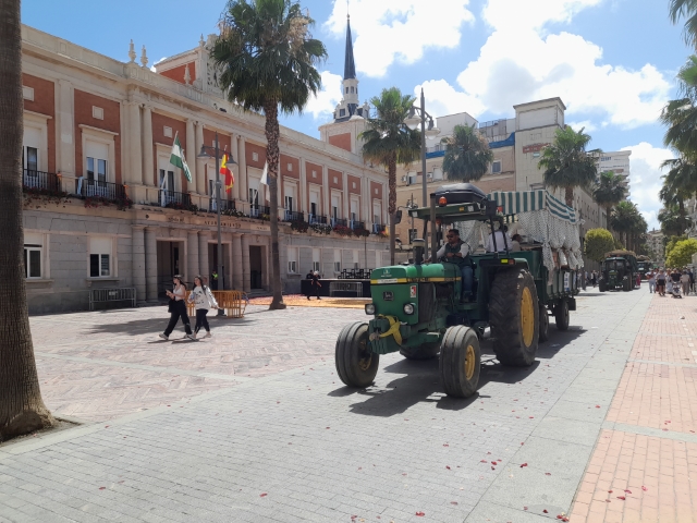 Multitudinaria salida de la Hermandad de Huelva camino del Rocío