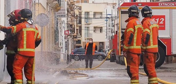 Una anciana y su hijo, intoxicados en un incendio en Isla Cristina