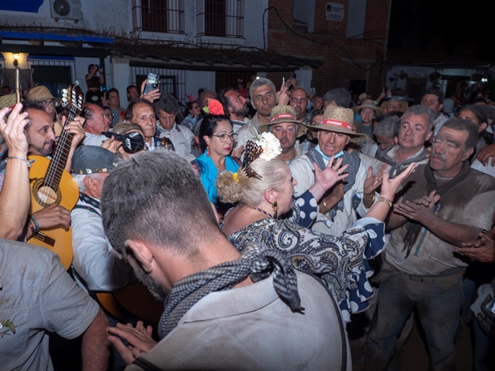 Las imágenes de la entrada de la hermandad de Huelva en El Rocío