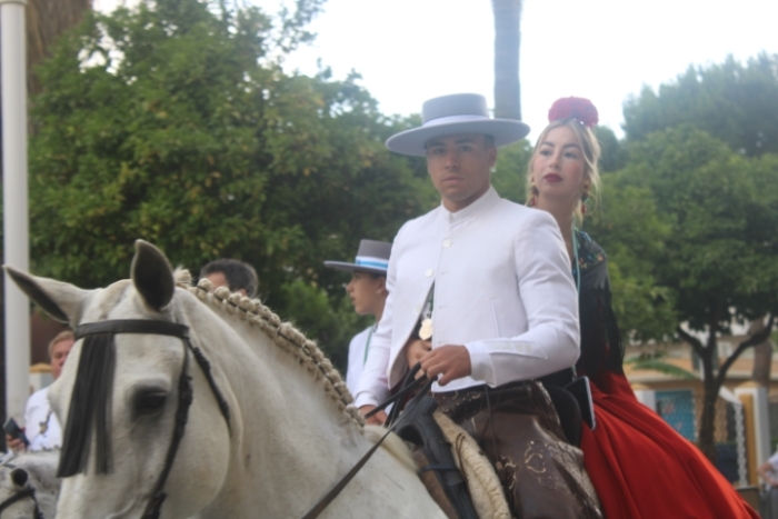 Multitudinaria salida de la Hermandad de Huelva camino del Rocío