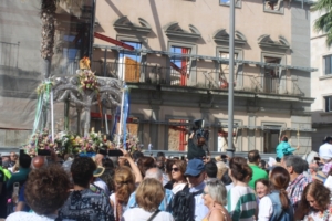 Multitudinaria salida de la Hermandad de Huelva camino del Rocío