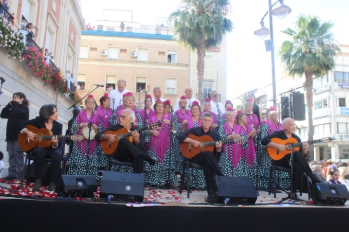 Multitudinaria salida de la Hermandad de Huelva camino del Rocío