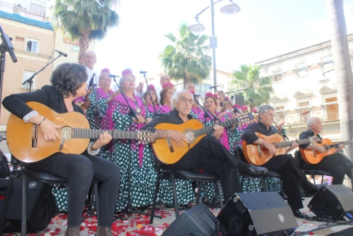 Multitudinaria salida de la Hermandad de Huelva camino del Rocío