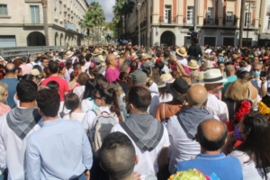 Multitudinaria salida de la Hermandad de Huelva camino del Rocío