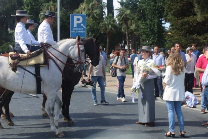 Multitudinaria salida de la Hermandad de Huelva camino del Rocío