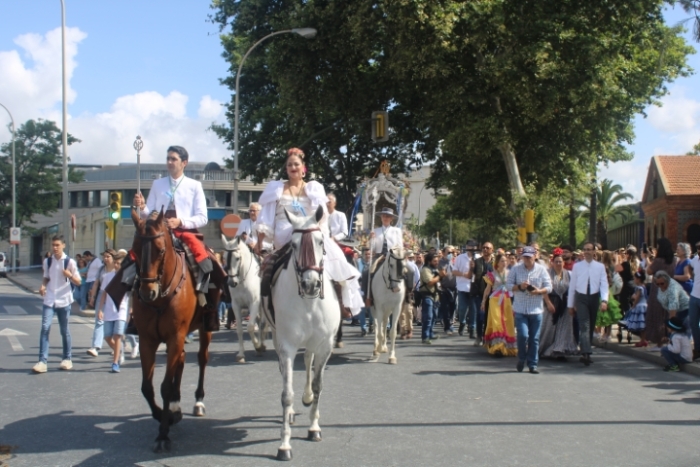 Multitudinaria salida de la Hermandad de Huelva camino del Rocío