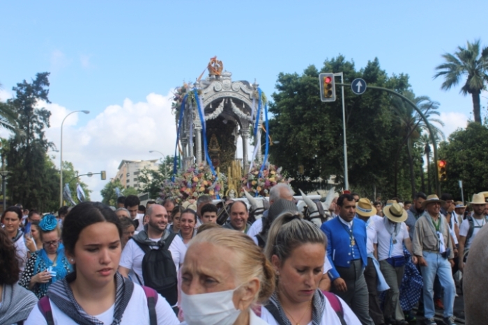 Multitudinaria salida de la Hermandad de Huelva camino del Rocío