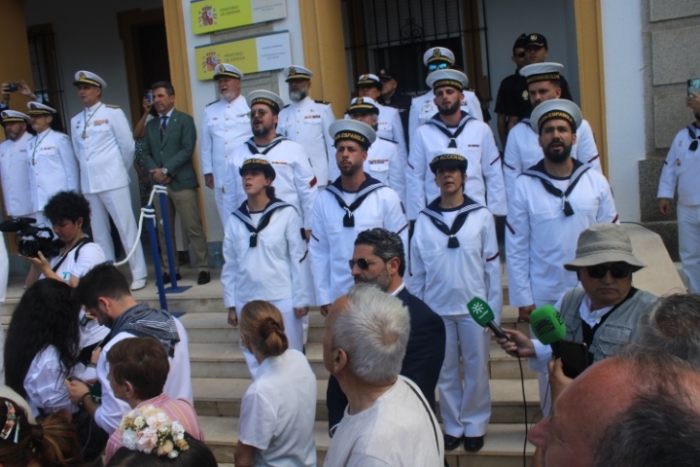 Multitudinaria salida de la Hermandad de Huelva camino del Rocío