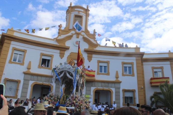 Multitudinaria salida de la Hermandad de Huelva camino del Rocío