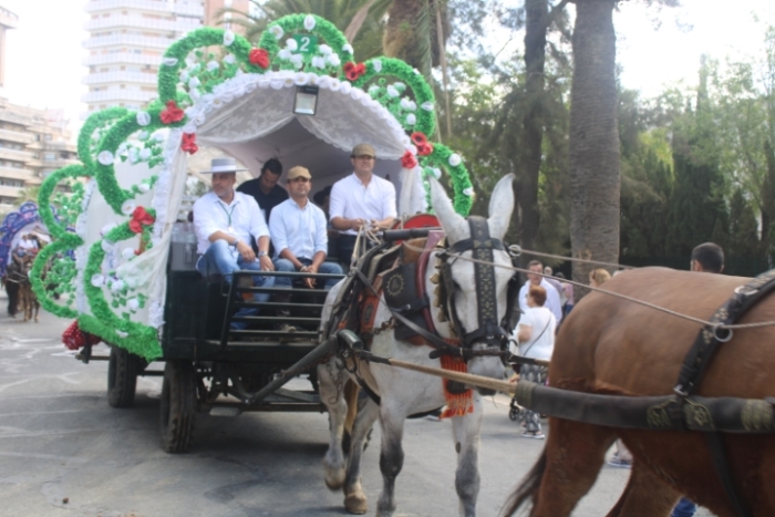 Multitudinaria salida de la Hermandad de Huelva camino del Rocío