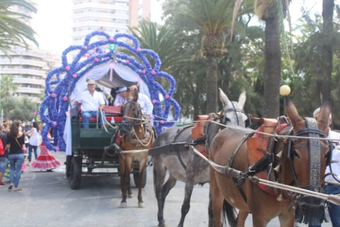 Multitudinaria salida de la Hermandad de Huelva camino del Rocío