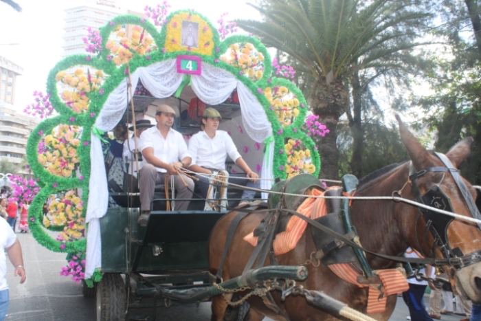 Multitudinaria salida de la Hermandad de Huelva camino del Rocío