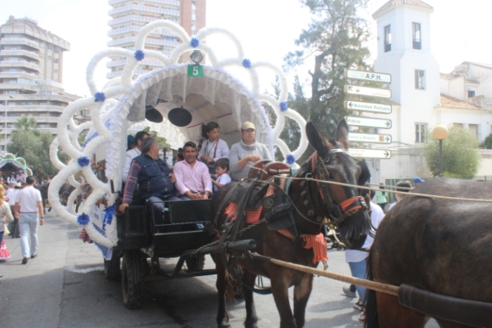 Multitudinaria salida de la Hermandad de Huelva camino del Rocío