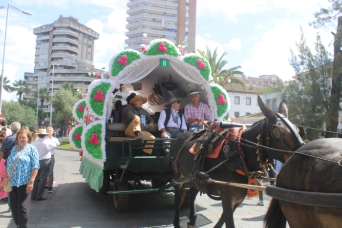 Multitudinaria salida de la Hermandad de Huelva camino del Rocío