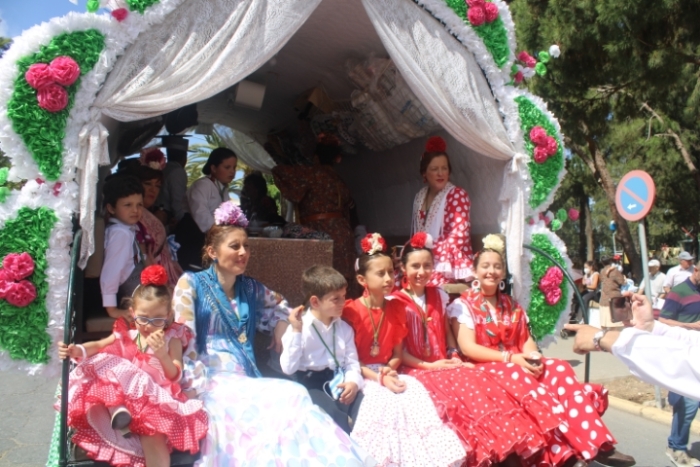 Multitudinaria salida de la Hermandad de Huelva camino del Rocío