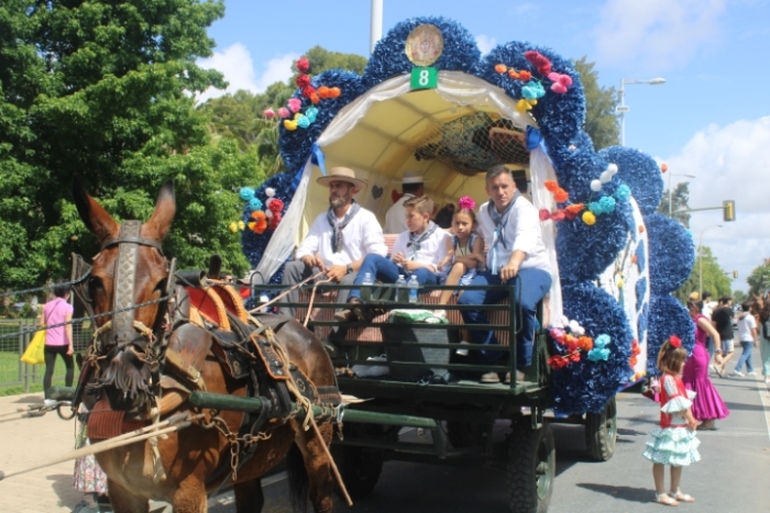 Multitudinaria salida de la Hermandad de Huelva camino del Rocío