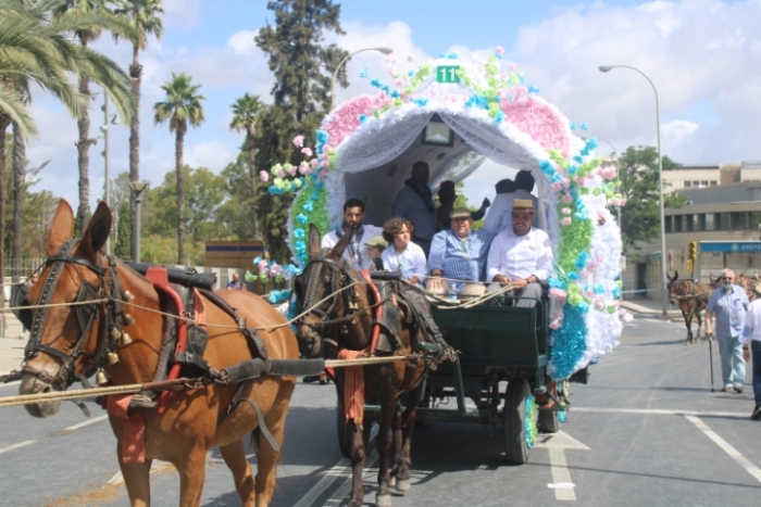 Multitudinaria salida de la Hermandad de Huelva camino del Rocío