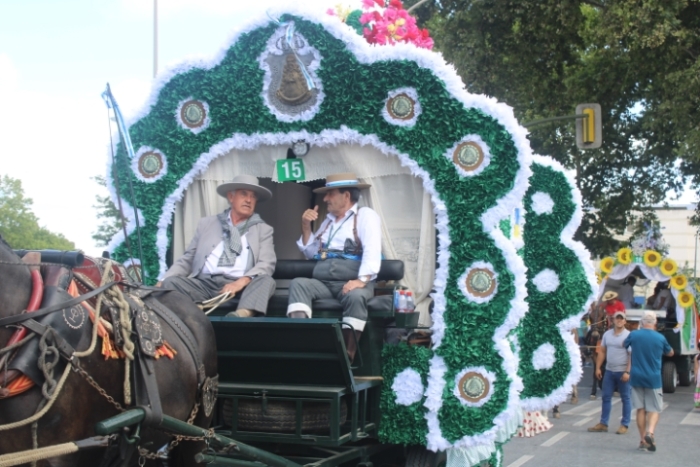 Multitudinaria salida de la Hermandad de Huelva camino del Rocío