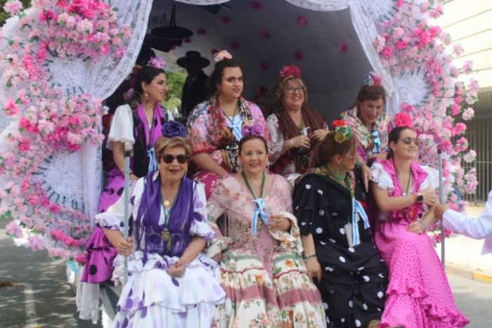 Multitudinaria salida de la Hermandad de Huelva camino del Rocío