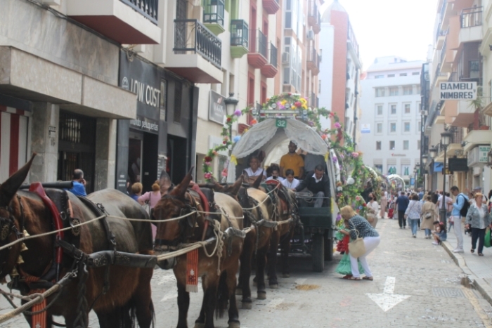 Multitudinaria salida de la Hermandad de Huelva camino del Rocío